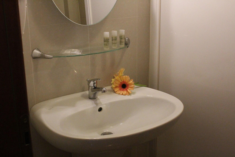 Bathroom 4, Città Della Notte, Syracuse