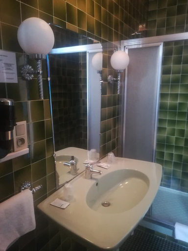 Bathroom 4, Hotel Du Gave, Hautes-Pyrénées