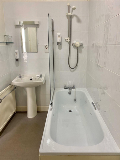 Bathroom 3, The Kings Arms Hotel, Dumfries and Galloway