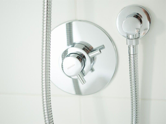 Bathroom 4, George And Dragon, Hampshire