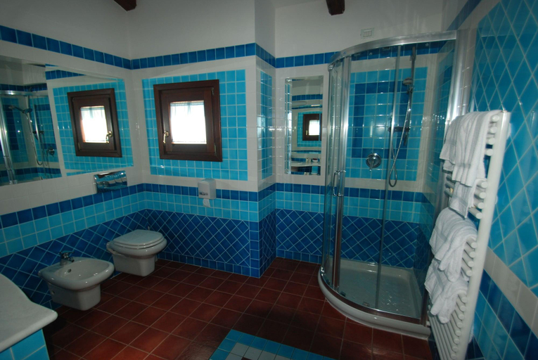 Bathroom 5, Baga Baga, Sassari