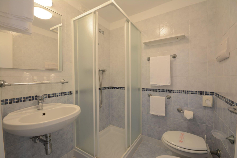 Bathroom 4, Hotel Caravelle, Pesaro E Urbino