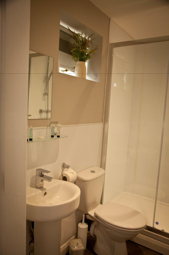 Bathroom 5, Rowton Poplars Hotel, Cheshire West and Chester