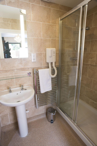 Bathroom 3, Relaxinnz George Hotel, Oxfordshire