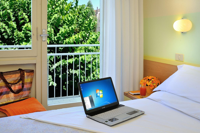 Bedroom 3, Hotel Capri, Rimini