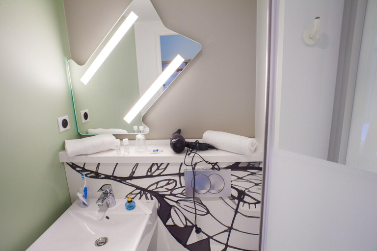 Bathroom 5, ibis budget Bordeaux Lormont, Gironde