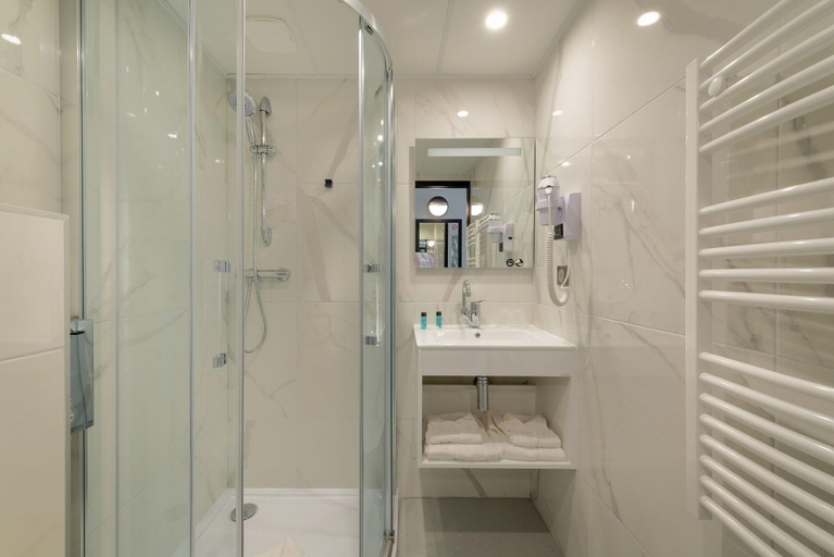 Bathroom 4, Hotel Zenith Caen, Calvados