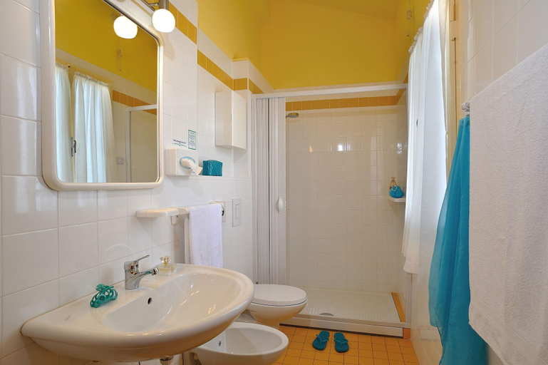 Bathroom 4, Hotel Capri, Rimini