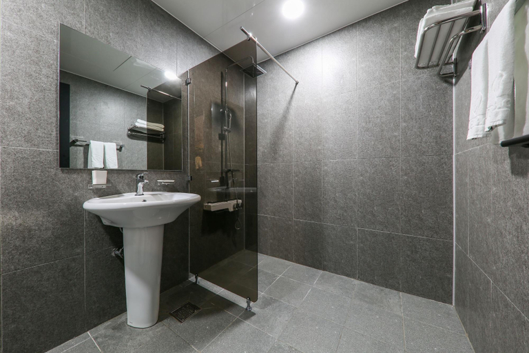Bathroom 4, B.Cent Hotel, Dong