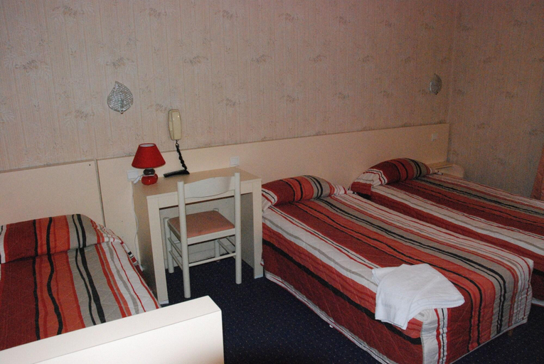 Bedroom 5, Hotel Acropolis, Hautes-Pyrénées