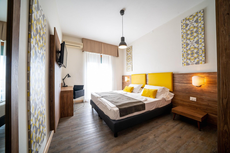 Bedroom 3, B City Hotel Bardolino, Verona