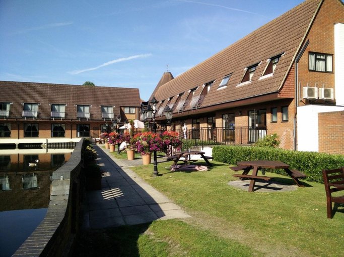 Exterior & Views 2, Lakeside International Hotel, Surrey