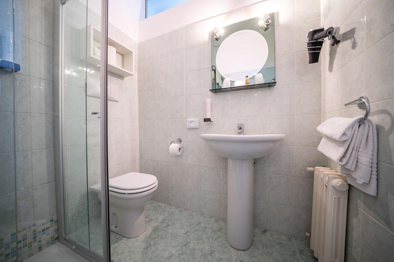 Bathroom 4, B City Hotel Bardolino, Verona