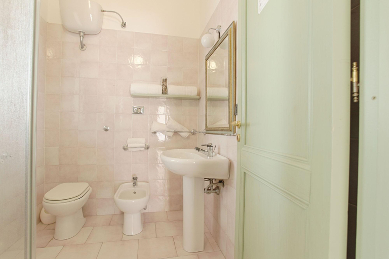 Bathroom 5, Hotel Puntamajata, Agrigento