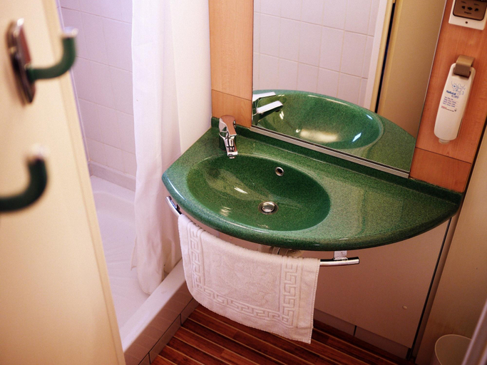 Bathroom 4, Brit Hotel Confort Mulhouse Centre, Haut-Rhin