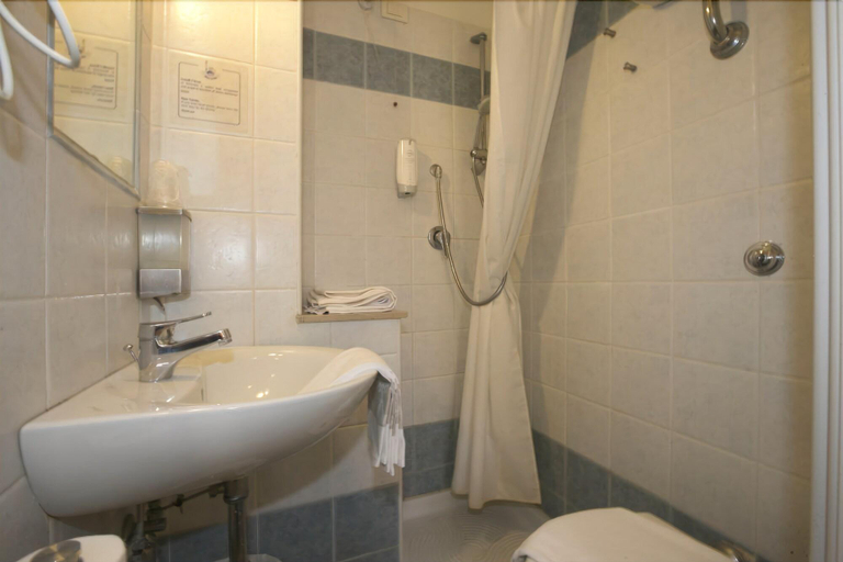Bathroom 5, La Perla, Siena