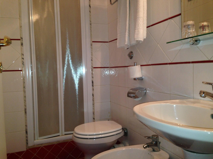 Bathroom 5, Hotel Fenicia, Rome