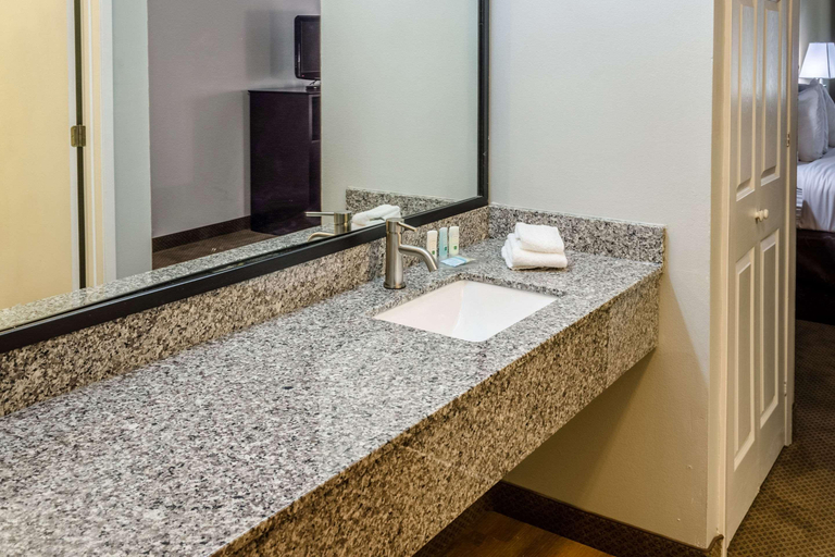 Bathroom 4, Quality Inn Gulf Shores Airport, Baldwin