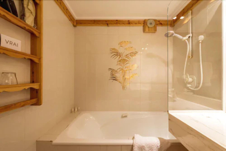 Bathroom 5, Hôtel Les Sherpas, Savoie