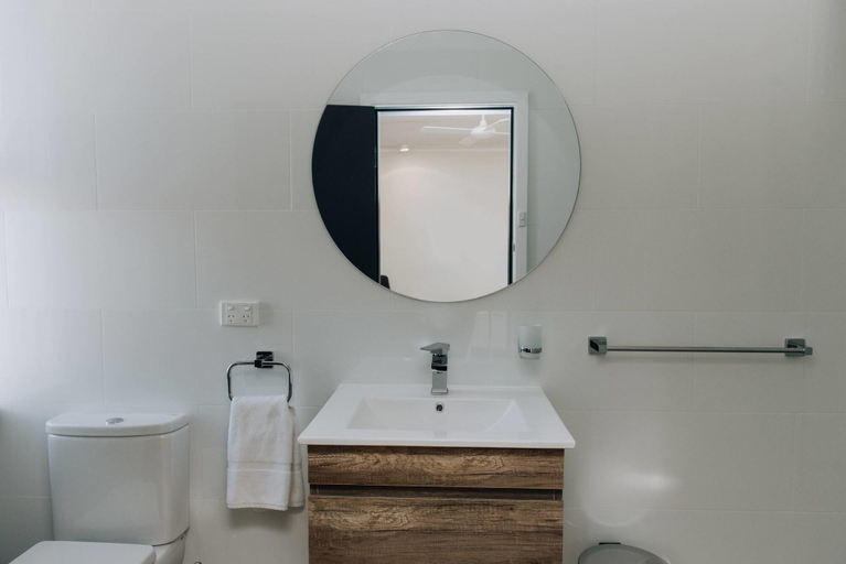 Bathroom 3, Gunnedah Hotel, Gunnedah