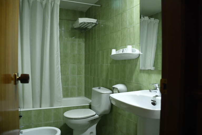 Bathroom 4, Hotel Azahar, Valencia