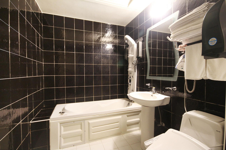 Bathroom 4, Jeonju Tourist Hotel, Jeonju