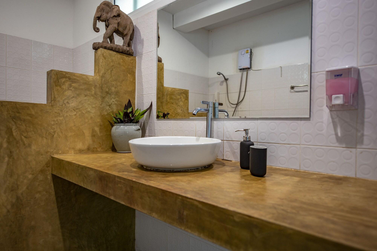 Bathroom 4, Good Time Sports Village, K. Ko Kut
