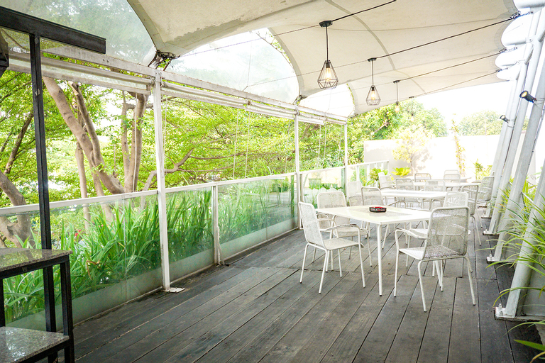 Exterior & Views 10