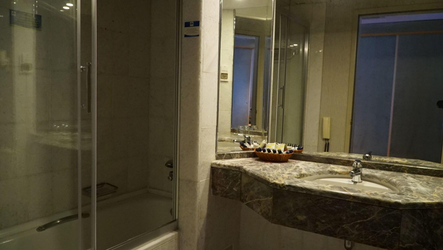 Bathroom 5, Altis Resort Hotel & Spa - All Inclusive, Serik