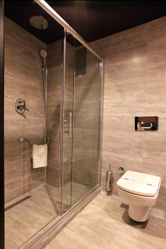 Bathroom 5, The Black Hotel, Merkez