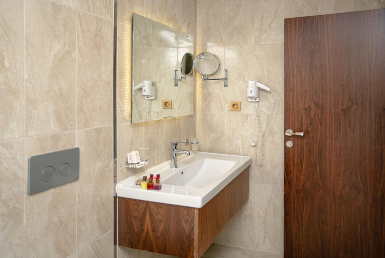 Bathroom 4, Jolnar Garden Hotel, Maçka