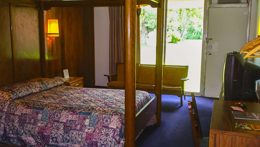 Bedroom 4, Kings Inn Cleveland, Cuyahoga