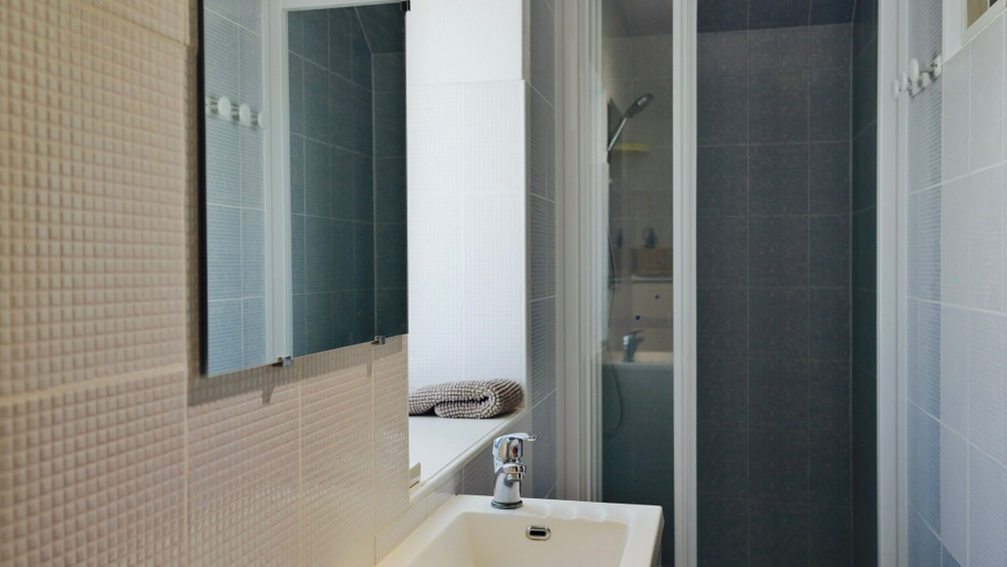 Bathroom 5, Domaine de la Licorne, Dordogne