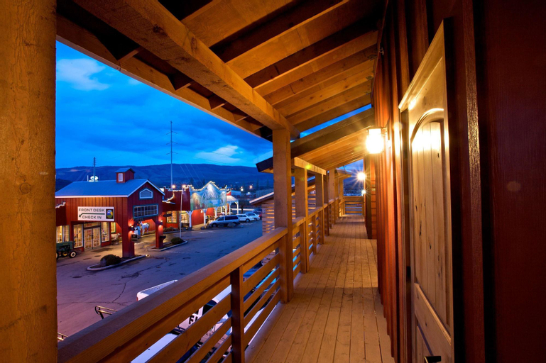 Exterior & Views