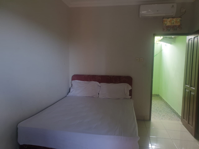 Bedroom 5, OYO 90463 A2b Guesthouse, Manado