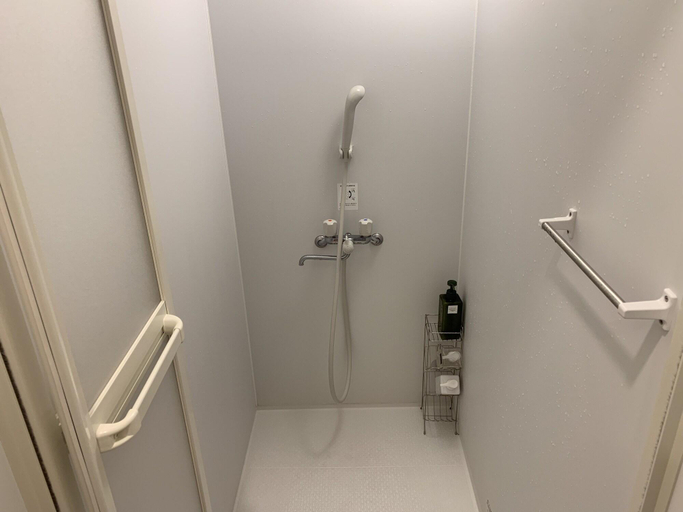 Bathroom 5, B&B Surf Rider-ゲストハウスタイプ, Kamakura