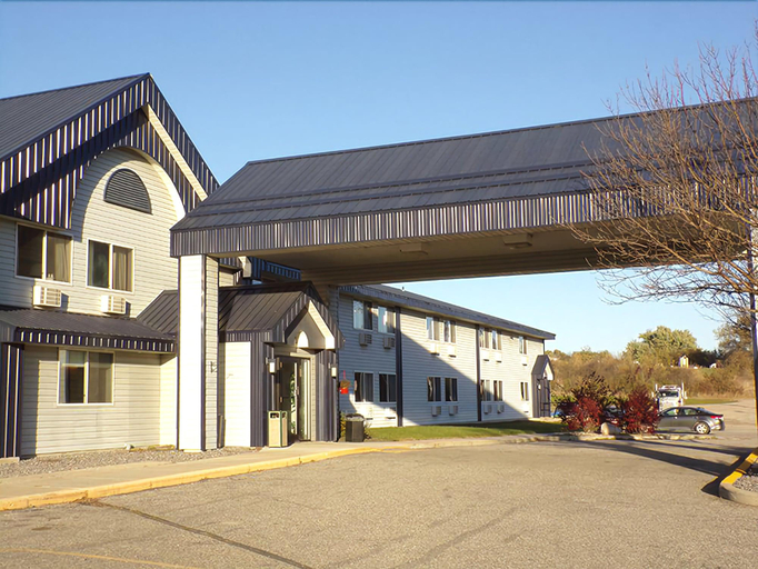 Exterior & Views 2, Morton Inn, Renville