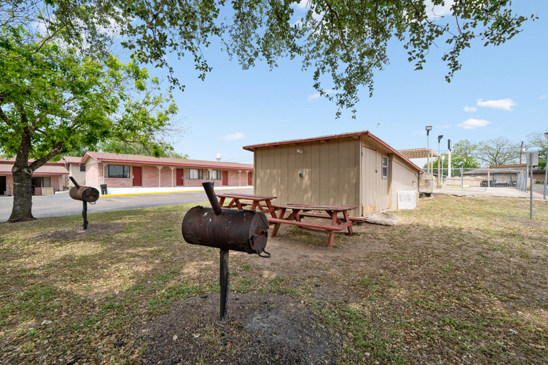 Exterior & Views 2, Capital O Hotel Beeville -US 181, Bee