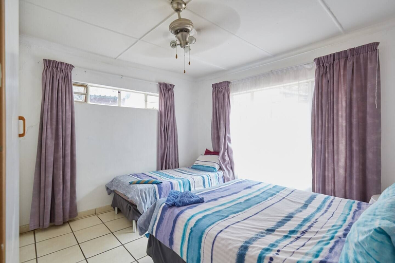 Bedroom 2, Cynthias Country House, Bojanala