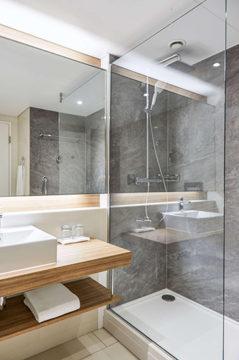 Bathroom 5, Radisson Blu Hotel Frankfurt, Frankfurt am Main