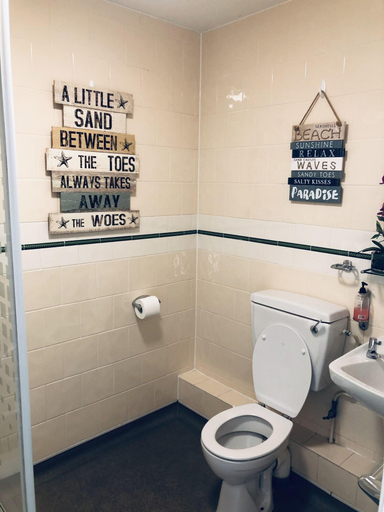 Bathroom 4, The Fleur De Lis, Kent