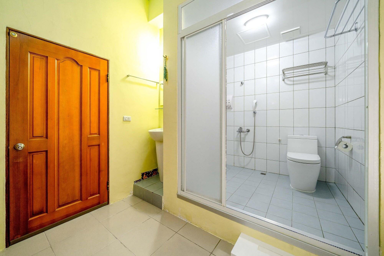 Bathroom 4, Yijing Bed and Breakfast, Yilan