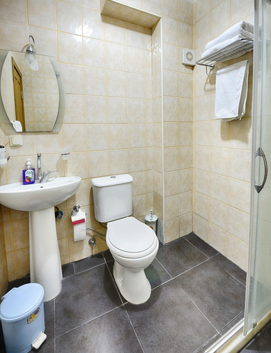 Bathroom 5, Akdeniz Hotel, Fatih
