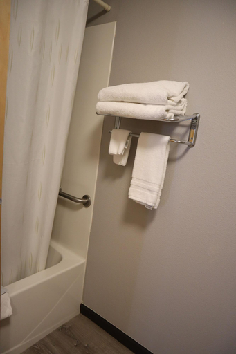 Bathroom 4, Express Inn & Suites, Lane