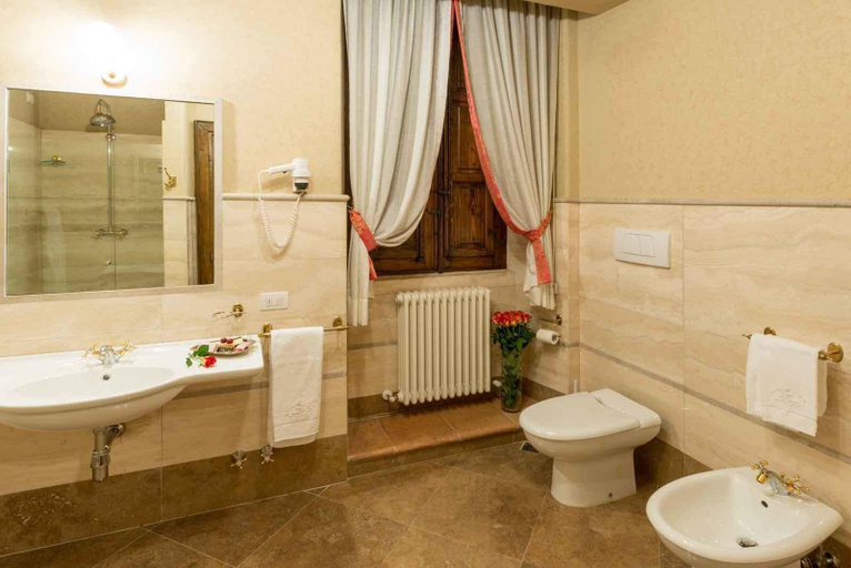 Bathroom 4, Corte dei Tini, Teramo