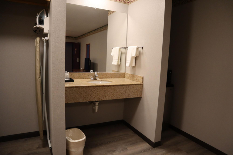 Bathroom 5, Express Inn & Suites, Lane
