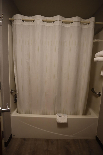 Bathroom 5, Express Inn & Suites, Lane