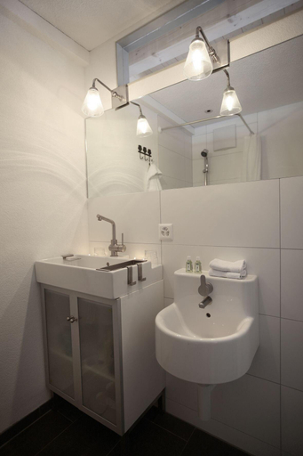 Bathroom 4, Hamilton Lodge & Spa, Brig