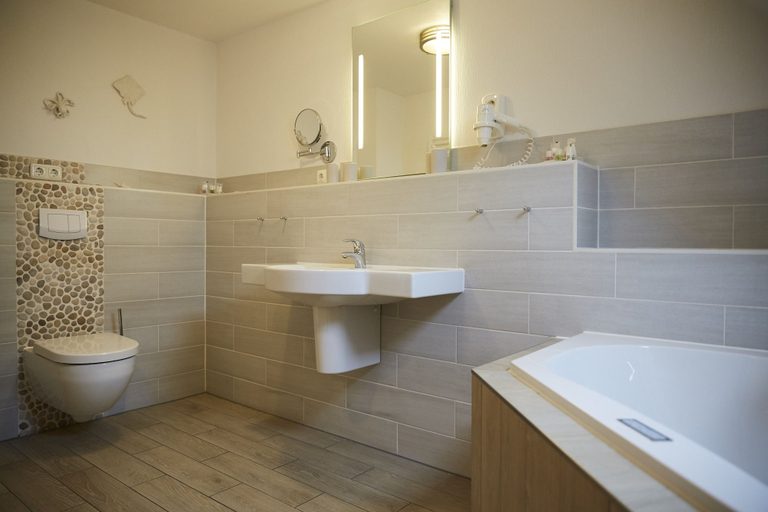 Bathroom 4, Bernstein-Hotel Bootshaus, Dithmarschen