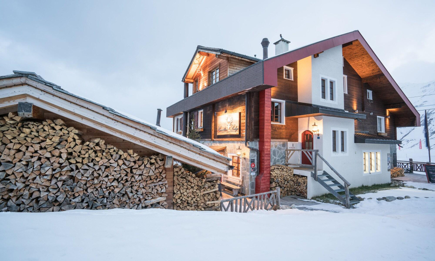 Exterior & Views